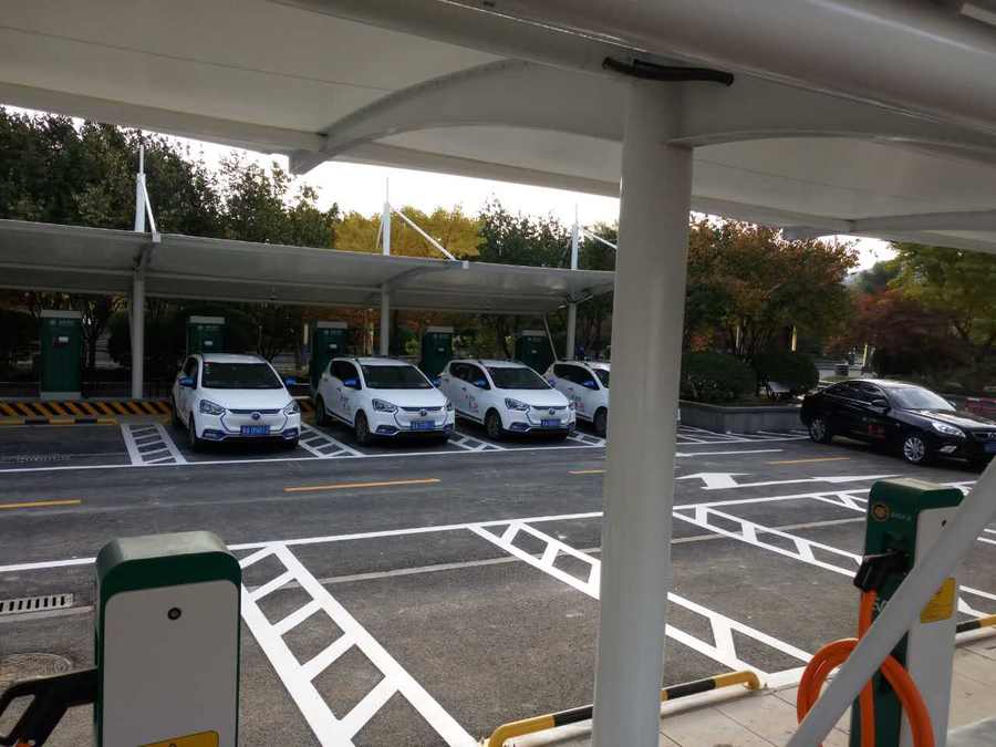 七字型的汽車停車棚，也是汽車蓬里，使用比較多的一款造型