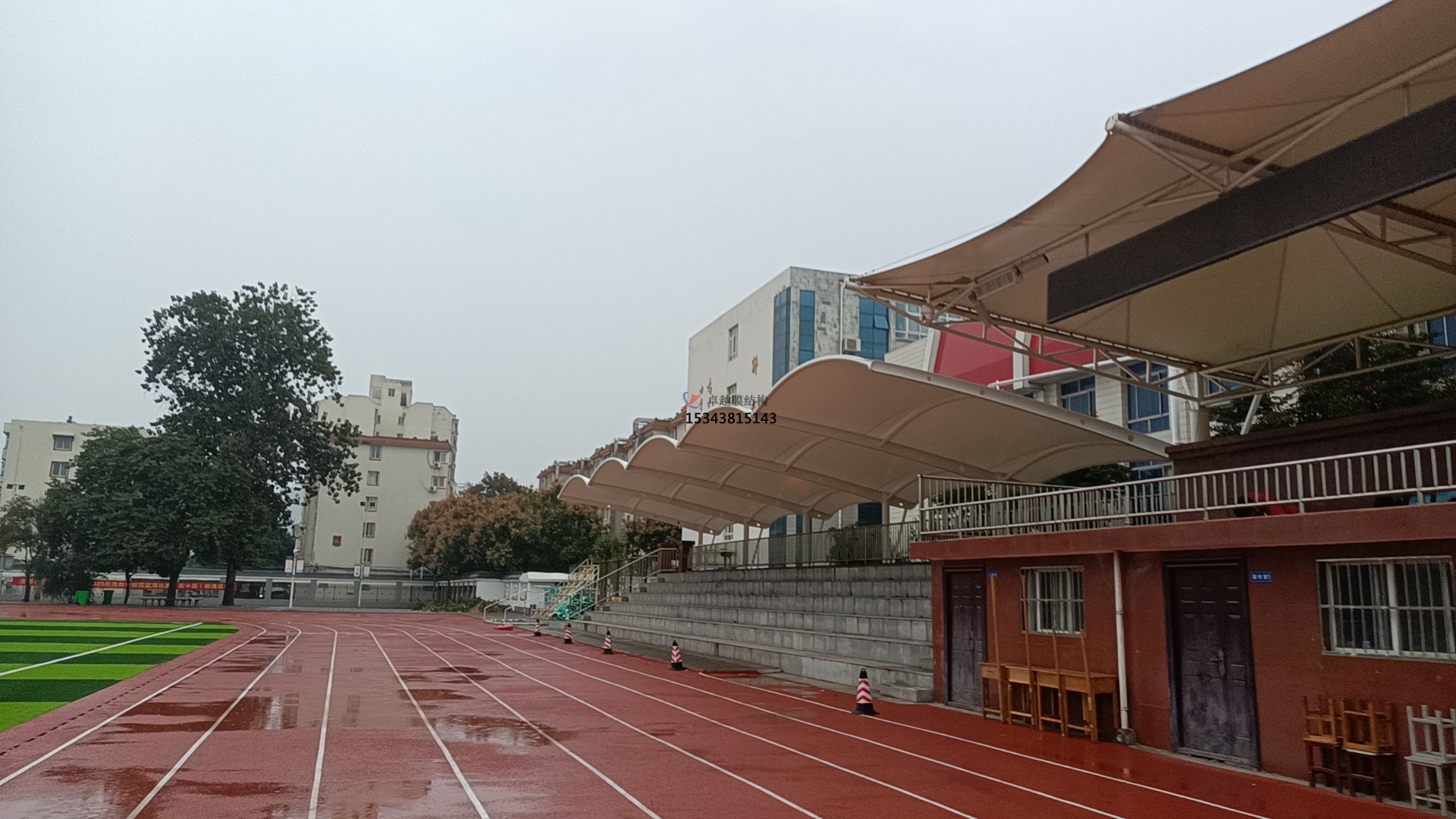 學(xué)校田徑場<font color='red'>膜結(jié)構(gòu)看臺</font>遮陽棚如何選擇材料？不同材料對其性能有何影響？